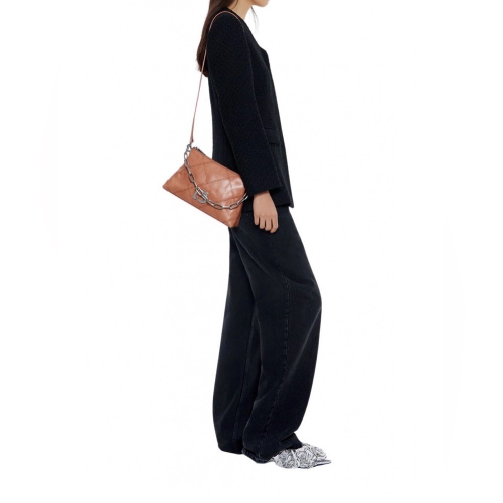 Bimba Y Lola- Small trapezoid bag in dusty rose leather.